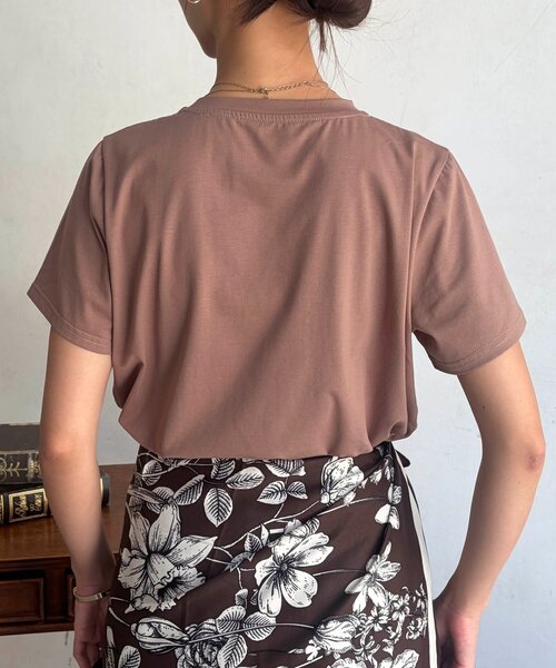 Chez toi(シェトワ)の「箔プリントロゴT(Tシャツ/カットソー・レディース・カーキ/モカ/オフホワイト/ブラック・FREE)」の5枚目の写真