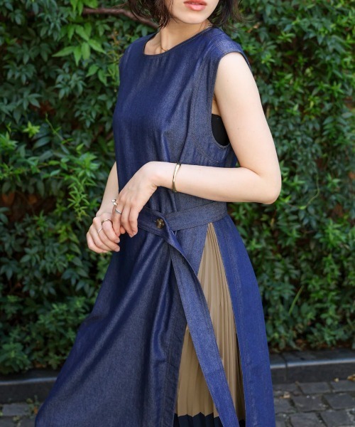 Bou Jeloud(ブージュルード)の「デニムプリーツ配色ワンピース(ワンピース・レディース・インディゴブルー・MEDIUM)」の8枚目の写真