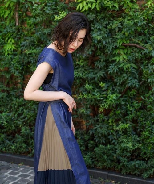 Bou Jeloud(ブージュルード)の「デニムプリーツ配色ワンピース(ワンピース・レディース・インディゴブルー・MEDIUM)」の9枚目の写真