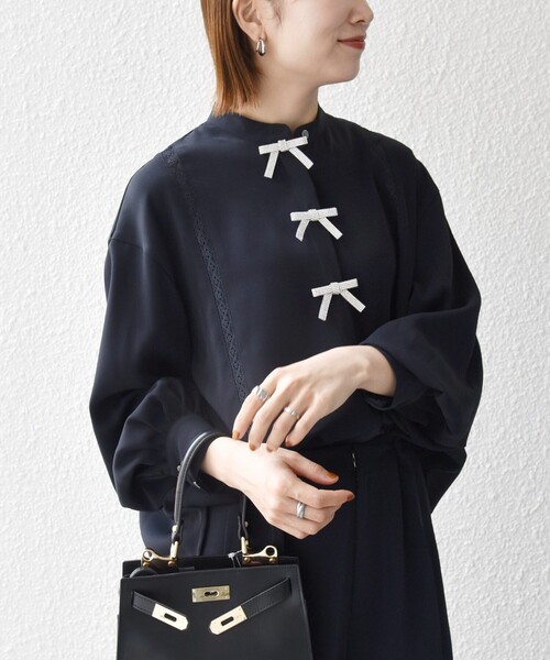 SHIPS any（シップス エニィ）の「〈手洗い可能〉リボン モチーフ スタンドカラー シャツ ブラウス［NAVY BLUE］（シャツ/ブラウス・レディース・カーキ/ネイビー/ナチュラル・ONE SIZE）」の3枚目の写真