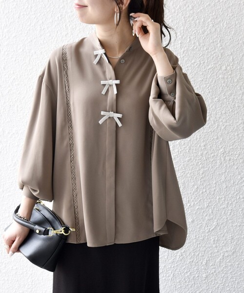 SHIPS any（シップス エニィ）の「〈手洗い可能〉リボン モチーフ スタンドカラー シャツ ブラウス［NAVY BLUE］（シャツ/ブラウス・レディース・カーキ/ネイビー/ナチュラル・ONE SIZE）」の2枚目の写真