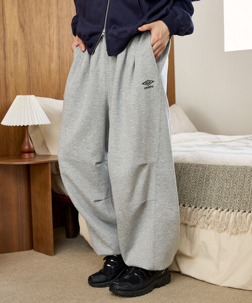 UMBRO(アンブロ)の「UMBRO × PUBLUX/アンブロ <セットアップ対応>別注 ダンボール タック スウェットパンツ 限定展開(スウェットパンツ・メンズ・ネイビー/グレー/ブラック・MEDIUM/LARGE)」の1枚目の写真
