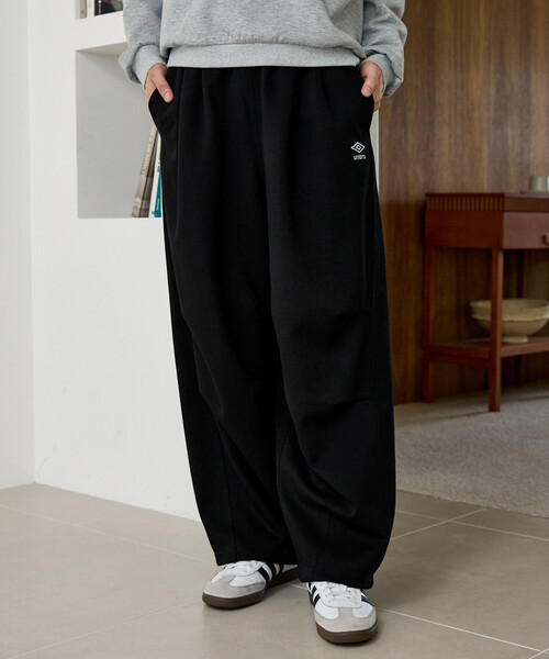 UMBRO(アンブロ)の「UMBRO × PUBLUX/アンブロ <セットアップ対応>別注 ダンボール タック スウェットパンツ 限定展開(スウェットパンツ・メンズ・ネイビー/グレー/ブラック・MEDIUM/LARGE)」の11枚目の写真