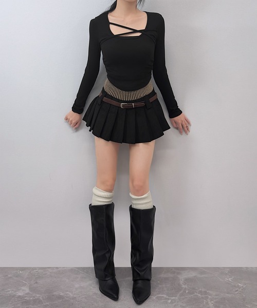 FOLLOWIN（フォロウィン）の「ベルト付きコーデュロイ切替プリーツミニスカート（スカート・レディース・ブラック/ブラウン/バーガンディー・SMALL/MEDIUM/LARGE）」の4枚目の写真