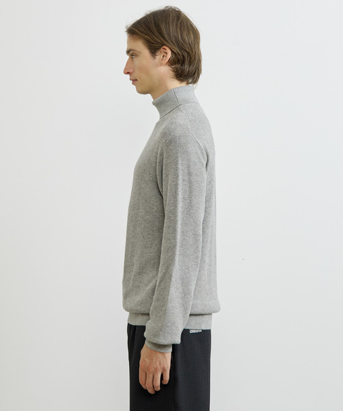 MEN'S MELROSE(メンズメルローズ)の「ウーレンウーステッド片畦タートルネックニット | ウォッシャブル(ニット/セーター・メンズ・ブラック/ベージュ/グレー・2/4/3)」の6枚目の写真