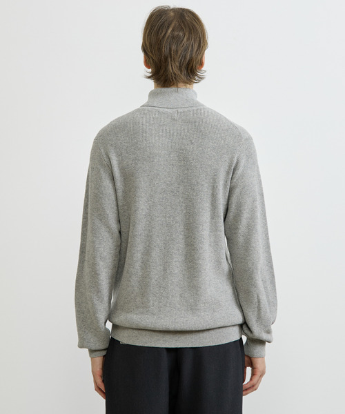 MEN'S MELROSE(メンズメルローズ)の「ウーレンウーステッド片畦タートルネックニット | ウォッシャブル(ニット/セーター・メンズ・ブラック/ベージュ/グレー・2/4/3)」の7枚目の写真