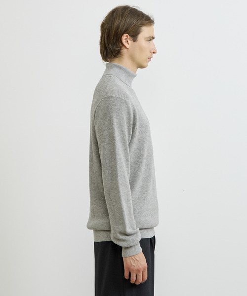 MEN'S MELROSE(メンズメルローズ)の「ウーレンウーステッド片畦タートルネックニット | ウォッシャブル(ニット/セーター・メンズ・ブラック/ベージュ/グレー・2/4/3)」の8枚目の写真