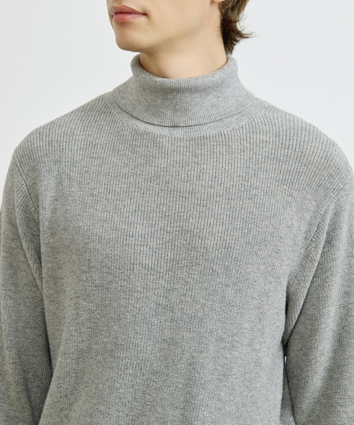 MEN'S MELROSE(メンズメルローズ)の「ウーレンウーステッド片畦タートルネックニット | ウォッシャブル(ニット/セーター・メンズ・ブラック/ベージュ/グレー・2/4/3)」の9枚目の写真