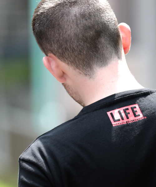 Denime（ドゥニーム）の「【Denime×LIFE MAGAZINE】ジーンズ フォト T/JEANS PHOTO T（Tシャツ/カットソー・メンズ・ホワイト/ブラック・LARGE/SMALL/X-LARGE/MEDIUM）」の2枚目の写真