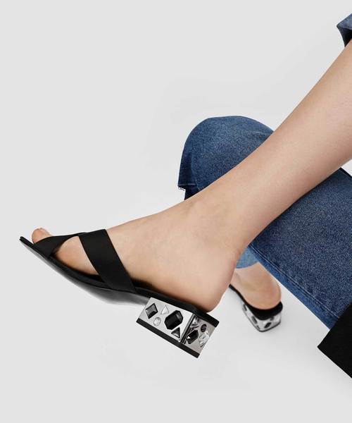 CHARLES & KEITH（チャールズ & キース）の「エンベリッシュヒールミュール / EMBELLISHED HEEL MULES（スリッポン・レディース・ブラック/ブルー・22.5cm/23cm/23.5cm/24.5cm/25cm）」の3枚目の写真