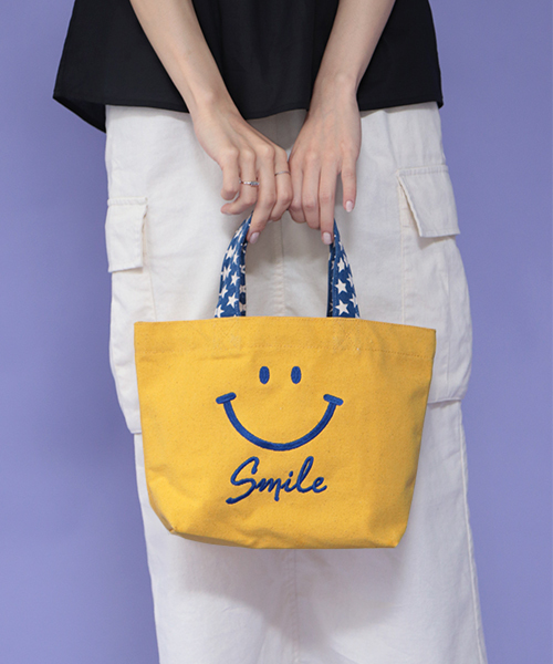 SESTO（セスト）の「tc19ss/刺繍スマイルバック トートバック（トートバッグ・レディース・イエロー/ネイビー/アイボリー/グレー/レッド系その他/イエロー系その他・ONESIZE）」の4枚目の写真