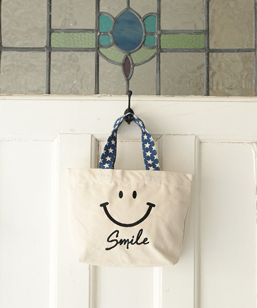 SESTO（セスト）の「tc19ss/刺繍スマイルバック トートバック（トートバッグ・レディース・イエロー/ネイビー/アイボリー/グレー/レッド系その他/イエロー系その他・ONESIZE）」の2枚目の写真