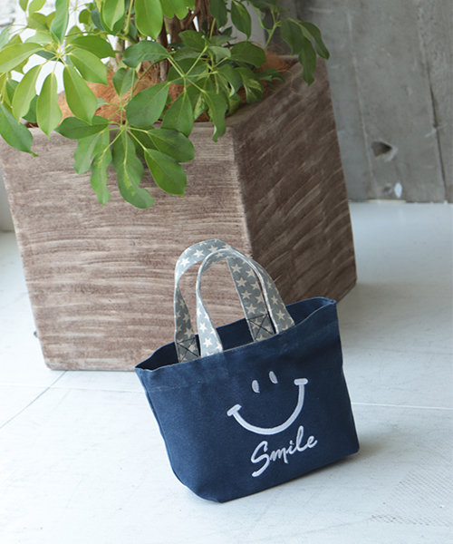 SESTO（セスト）の「tc19ss/刺繍スマイルバック トートバック（トートバッグ・レディース・イエロー/ネイビー/アイボリー/グレー/レッド系その他/イエロー系その他・ONESIZE）」の9枚目の写真