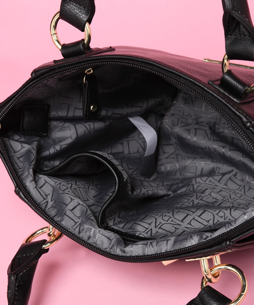 Soareak(ソアリーク)の「【DANIELLE NICOLE】 MINI CROSSBODY CARI(ハンドバッグ・レディース・ブラック/ライトピンク・FREE)」の14枚目の写真