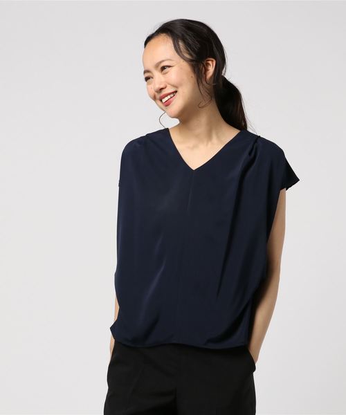 TRUDEA（トルディア）の「ジャガードストライプ Ⅴネックブラウス（シャツ/ブラウス・レディース・ベージュ/カーキ/ホワイト/ブラック/ライトグレー/ネイビー・LARGE/MEDIUM/SMALL）」の6枚目の写真
