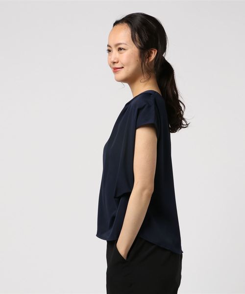 TRUDEA（トルディア）の「ジャガードストライプ Ⅴネックブラウス（シャツ/ブラウス・レディース・ベージュ/カーキ/ホワイト/ブラック/ライトグレー/ネイビー・LARGE/MEDIUM/SMALL）」の8枚目の写真