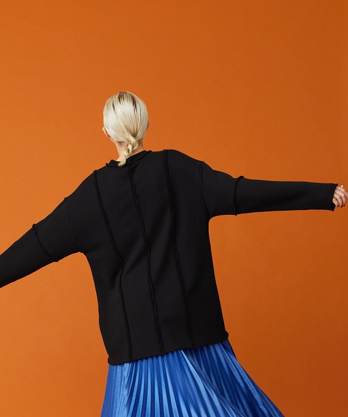 INella（イネラ）の「【INella(イネラ)】カットアウトルーズスウェット（スウェット・レディース・パープル/グリーン/ブラック・FREE）」の4枚目の写真