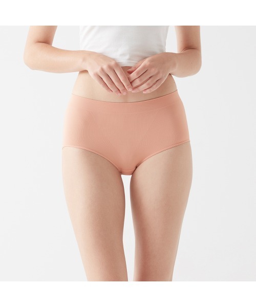 Tuche（トゥシェ）の「Tuche/トゥシェ まるでとろけるショーツ 3D立体成型ハイゲージ ローレッグ（ショーツ・レディース・ブラック/ブラウン系その他/ワイン/ライトベージュ/パープル系その他/グリーン系その他/スモークピンク/ベージュ・MEDIUM/LARGE/X-LARGE）」の7枚目の写真