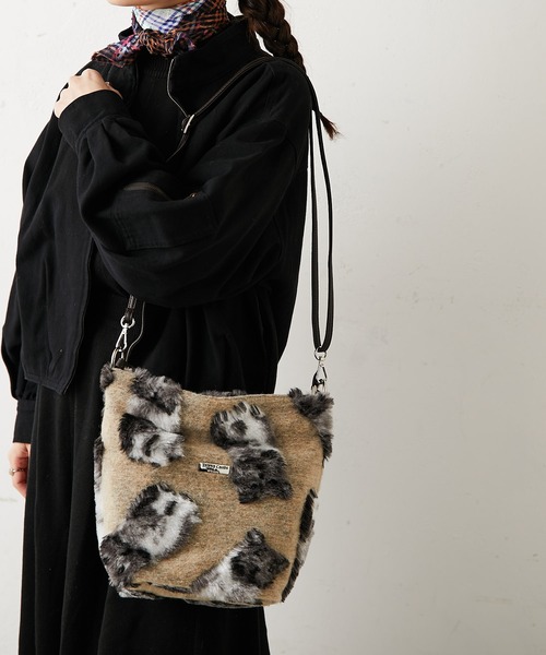 〖美品〗テレサカンビ 猫柄ワンハンドルバッグ 肩かけ ふわふわ イアパピヨネ 美品〗テレサカンビ 猫柄ワンハンドルバッグ 肩かけ ふわふわ