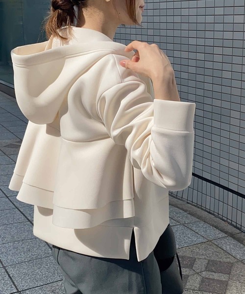 KOBE LETTUCE（コウベレタス）の「バックフリルダイバーパーカー（パーカー・レディース・ブラック/グレー系その他/アイボリー/ホワイト系その他/ブラック系その他/ダークグリーン/グリーン系その他/グレー系その他2/オレンジ系その他/オレンジ系その他2/ピンク系その他/ピンクベージュ・FREE/1/2）」の2枚目の写真