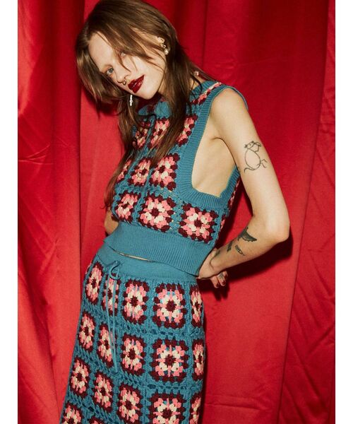 jouetie(ジュエティ)の「カラークロシェベスト(ベスト・レディース・ブラック/ブルー/ベージュ・MEDIUM)」の15枚目の写真