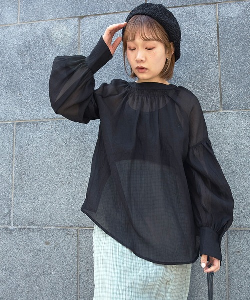 mikke（ミッケ）の「ボリュームスリーブシアーブラウス（シャツ/ブラウス・レディース・ブラック/グリーン/キャメル・FREE）」の2枚目の写真
