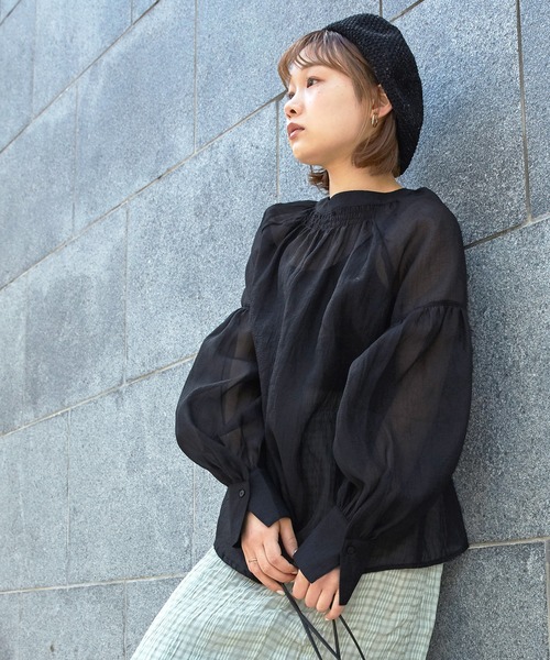 mikke（ミッケ）の「ボリュームスリーブシアーブラウス（シャツ/ブラウス・レディース・ブラック/グリーン/キャメル・FREE）」の4枚目の写真