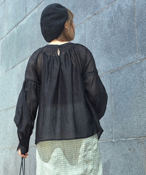 mikke（ミッケ）の「ボリュームスリーブシアーブラウス（シャツ/ブラウス・レディース・ブラック/グリーン/キャメル・FREE）」の5枚目の写真