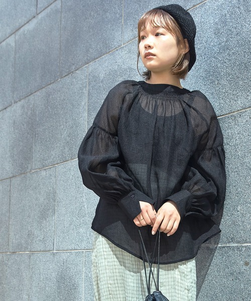 mikke（ミッケ）の「ボリュームスリーブシアーブラウス（シャツ/ブラウス・レディース・ブラック/グリーン/キャメル・FREE）」の6枚目の写真