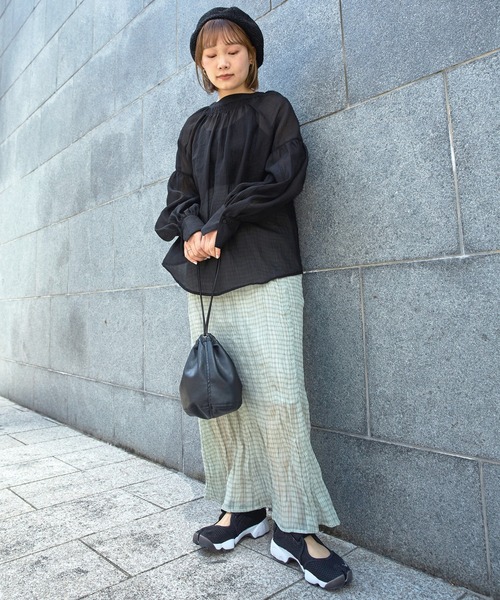 mikke（ミッケ）の「ボリュームスリーブシアーブラウス（シャツ/ブラウス・レディース・ブラック/グリーン/キャメル・FREE）」の9枚目の写真