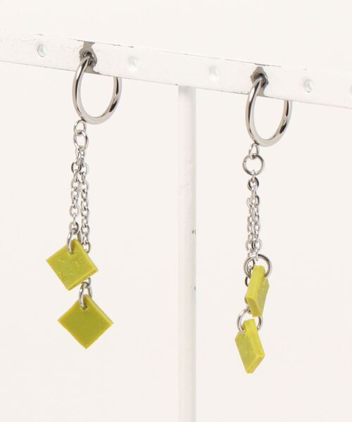 tone（トーン）の「【atelier*mio】クレイレザー earring（イヤリング・レディース・ブラック/パープル/オリーブ/イエロー/ブルー/コーラルピンク・FREE）」の3枚目の写真