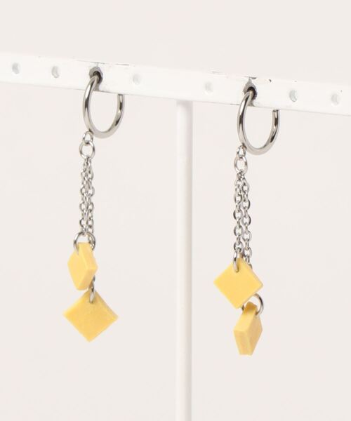 tone（トーン）の「【atelier*mio】クレイレザー earring（イヤリング・レディース・ブラック/パープル/オリーブ/イエロー/ブルー/コーラルピンク・FREE）」の5枚目の写真
