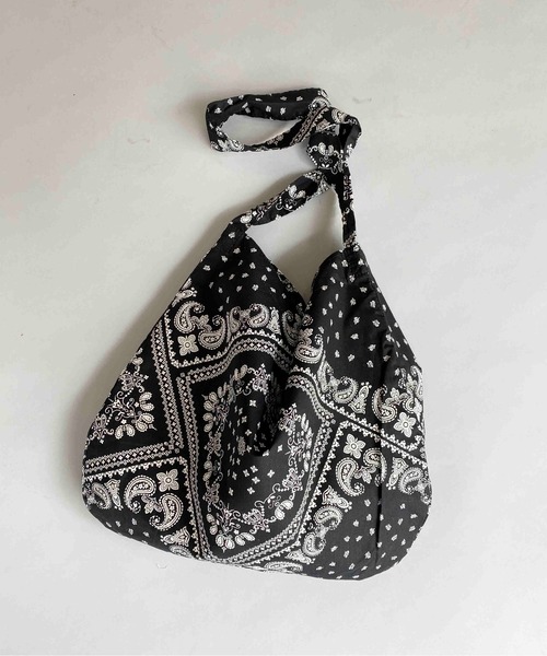 histoire(イストワール)の「バンダナ柄トートバッグ(ショルダーバッグ・レディース・ホワイト/ブラック・FREE)」の2枚目の写真