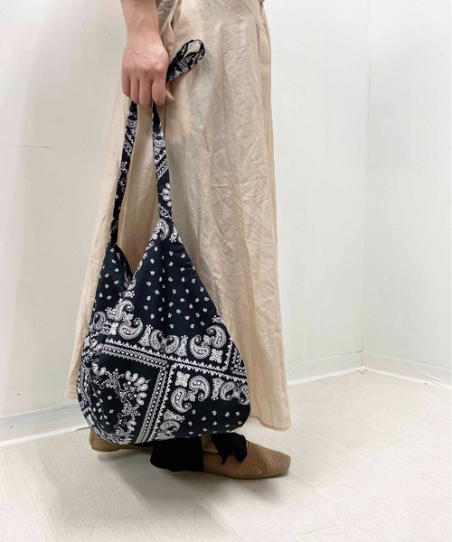 histoire(イストワール)の「バンダナ柄トートバッグ(ショルダーバッグ・レディース・ホワイト/ブラック・FREE)」の4枚目の写真