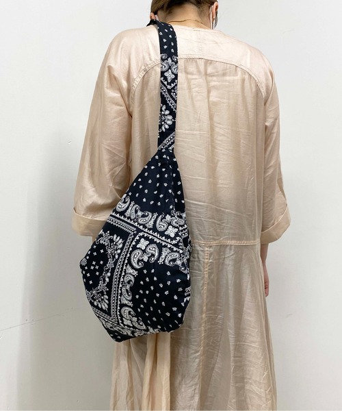 histoire(イストワール)の「バンダナ柄トートバッグ(ショルダーバッグ・レディース・ホワイト/ブラック・FREE)」の6枚目の写真