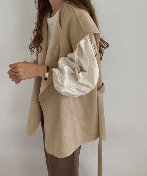 LAUIR（ラウアー）の「ベルト付きくるみボタンフェイクムートンベスト（ベスト・レディース・ライトベージュ/ダークベージュ/カーキ/ブラック・FREE）」の12枚目の写真