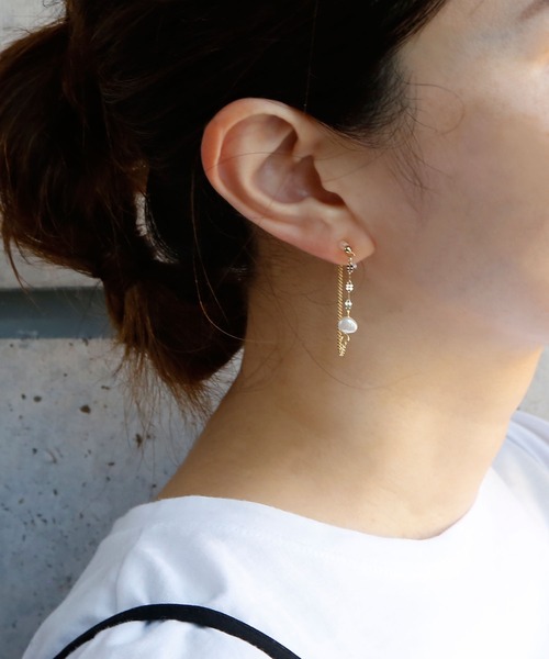 colleca la(コレカラ)の「ノンホール・1粒淡水パール×チェーンループ樹脂イヤリング〈金属アレルギー対応〉(イヤリング・レディース・シルバー/ゴールド・フリ-)」の2枚目の写真