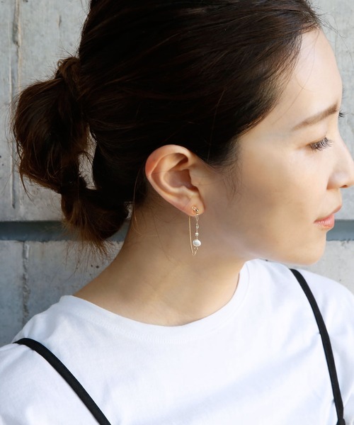 colleca la(コレカラ)の「ノンホール・1粒淡水パール×チェーンループ樹脂イヤリング〈金属アレルギー対応〉(イヤリング・レディース・シルバー/ゴールド・フリ-)」の3枚目の写真