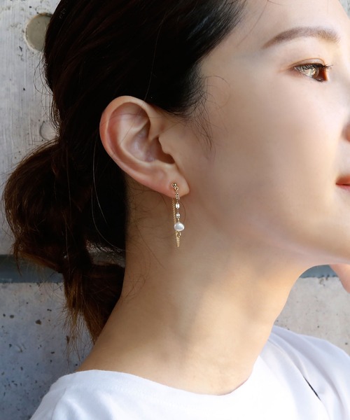 colleca la(コレカラ)の「ノンホール・1粒淡水パール×チェーンループ樹脂イヤリング〈金属アレルギー対応〉(イヤリング・レディース・シルバー/ゴールド・フリ-)」の7枚目の写真