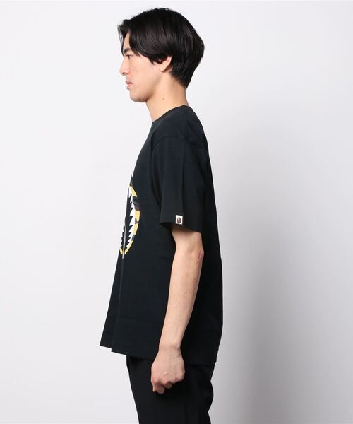 A BATHING APE(アベイシングエイプ)の「1ST CAMO SHARK RLX TEE M(Tシャツ/カットソー・メンズ・ホワイト×グリーン/ブラック×グリーン/ホワイト×イエロー/ブラック×イエロー・SMALL/MEDIUM/LARGE/X-LARGE/XX-LARGE)」の10枚目の写真
