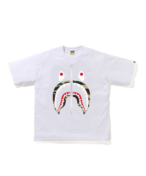 A BATHING APE(アベイシングエイプ)の「1ST CAMO SHARK RLX TEE M(Tシャツ/カットソー・メンズ・ホワイト×グリーン/ブラック×グリーン/ホワイト×イエロー/ブラック×イエロー・SMALL/MEDIUM/LARGE/X-LARGE/XX-LARGE)」の1枚目の写真