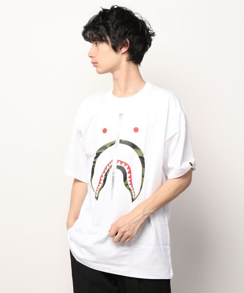 A BATHING APE(アベイシングエイプ)の「1ST CAMO SHARK RLX TEE M(Tシャツ/カットソー・メンズ・ホワイト×グリーン/ブラック×グリーン/ホワイト×イエロー/ブラック×イエロー・SMALL/MEDIUM/LARGE/X-LARGE/XX-LARGE)」の5枚目の写真