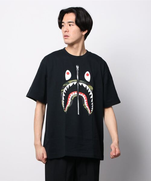 A BATHING APE(アベイシングエイプ)の「1ST CAMO SHARK RLX TEE M(Tシャツ/カットソー・メンズ・ホワイト×グリーン/ブラック×グリーン/ホワイト×イエロー/ブラック×イエロー・SMALL/MEDIUM/LARGE/X-LARGE/XX-LARGE)」の6枚目の写真