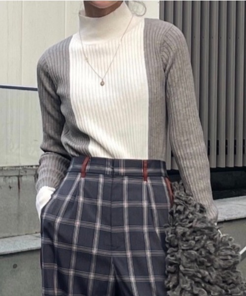 AZUL ENCANTO(アズールエンカント)の「バイカラーニット(ニット/セーター・レディース・ベージュ/オフホワイト・FREE)」の1枚目の写真