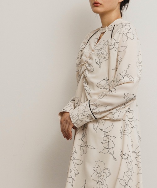 Emma Taylor(エマテイラー)の「ラインフラワーペイントワンピース(ワンピース・レディース・ブラック/オフホワイト・FREE)」の4枚目の写真