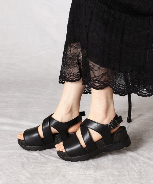 Comme　Ca　Mature（コムサマチュア）の「クロスベルト　サンダル（サンダル・レディース・ホワイト/ブラック・22.5cm/23.5cm/24.5cm）」の2枚目の写真