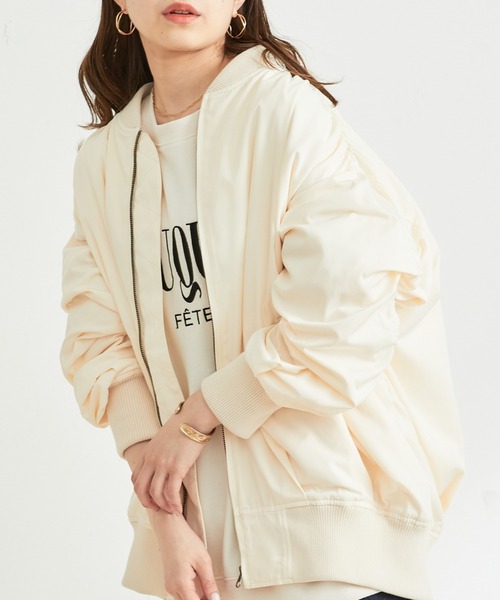 Chico（チコ）の「ルーズMA-1ジャケット（MA-1・レディース・ベージュ/ネイビー/アイボリー・FREE）」の2枚目の写真