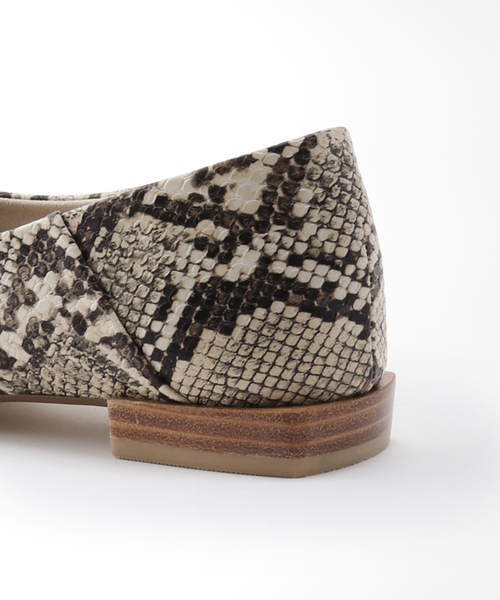 GRISE(グリーズ)の「GRISE スクエアステッチバブーシュ(パンプス・レディース・ブラック系その他/ベージュ系その他・23.5cm/24cm/24.5cm/23cm/22.5cm/21.5/22cm/25.5cm/25cm/21)」の17枚目の写真