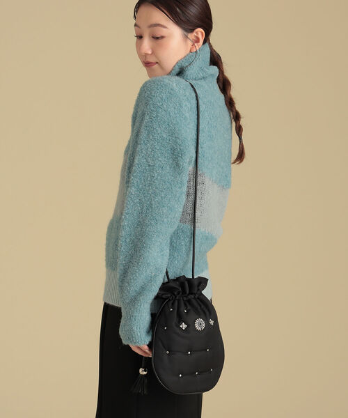 Ray BEAMS(レイビームス)の「CONTROL FREAK / スタッズ コンチョ 巾着 バッグ(メッセンジャーバッグ・レディース・ブラック/オリーブ・ONE SIZE)」の2枚目の写真