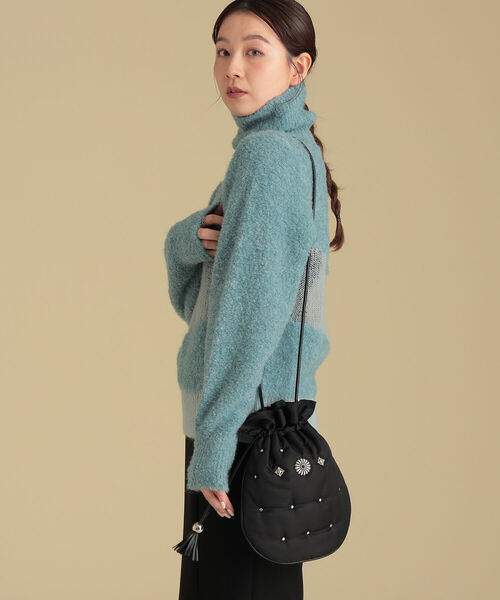 Ray BEAMS(レイビームス)の「CONTROL FREAK / スタッズ コンチョ 巾着 バッグ(メッセンジャーバッグ・レディース・ブラック/オリーブ・ONE SIZE)」の3枚目の写真